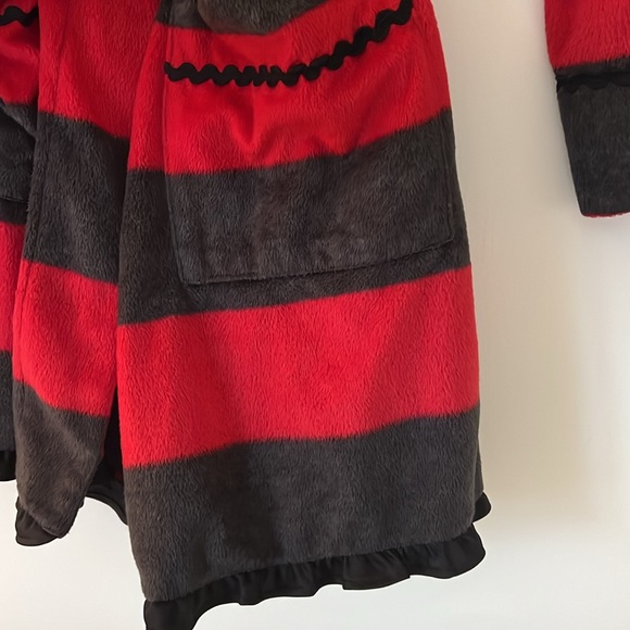 Minnie Mouse Fuzzy Robe - Picture 7 of 9